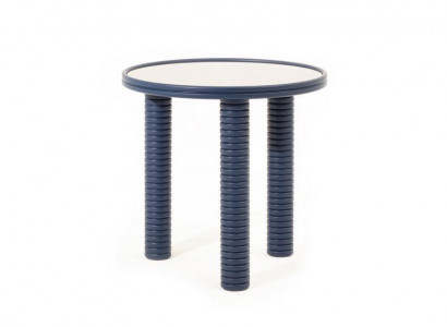 Compact side table in elegant design - practical and stylish at the same time